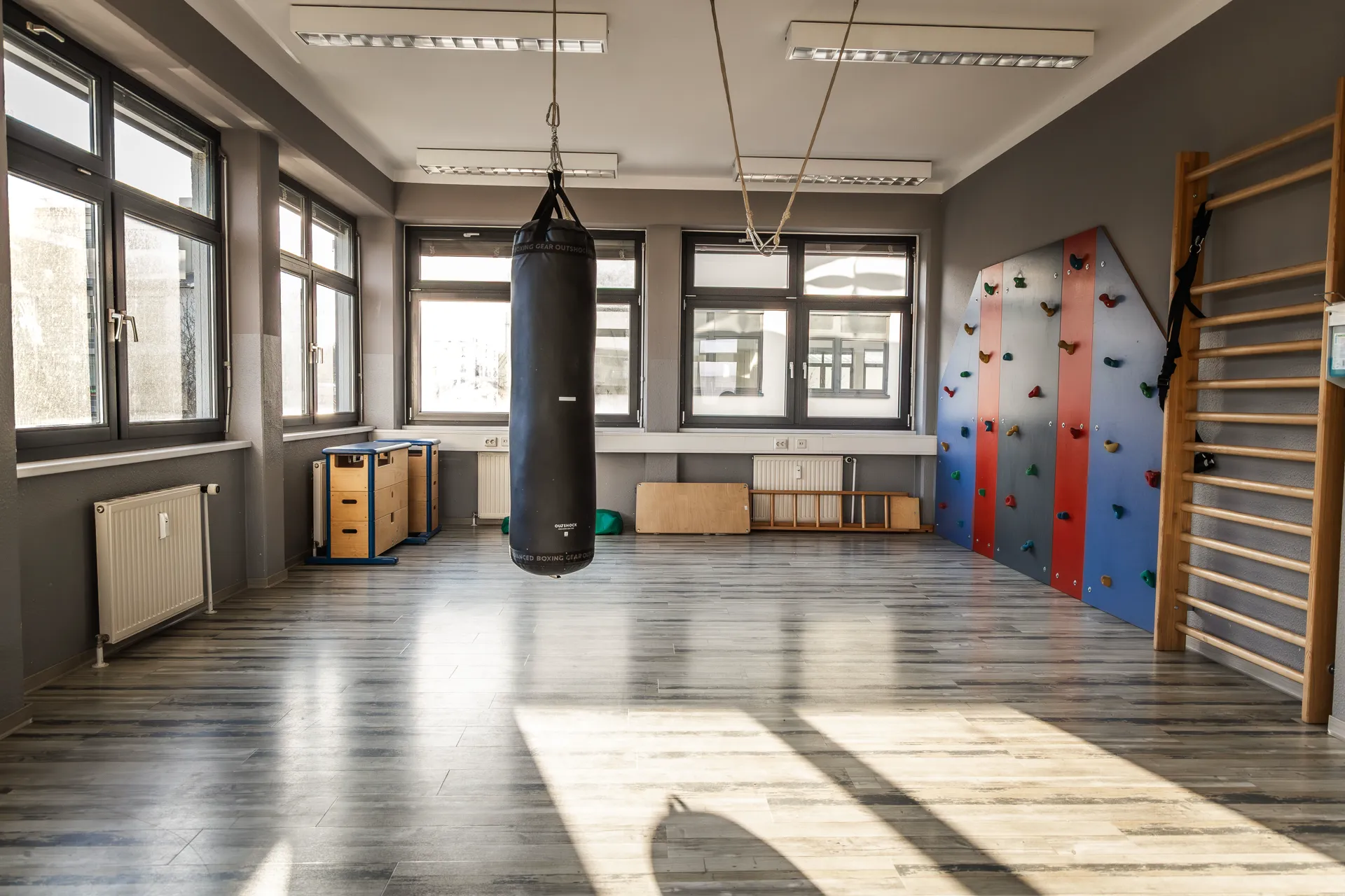 Kursraum mit Sprossenwand und Boxsack in der 360° Therapie Kesselsdorf